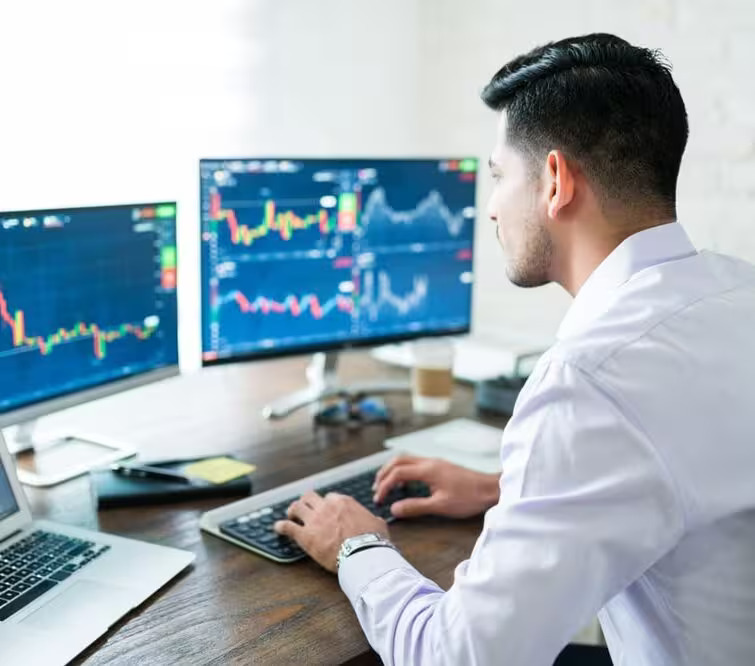 Equipa de trading a analisar gráficos de desempenho